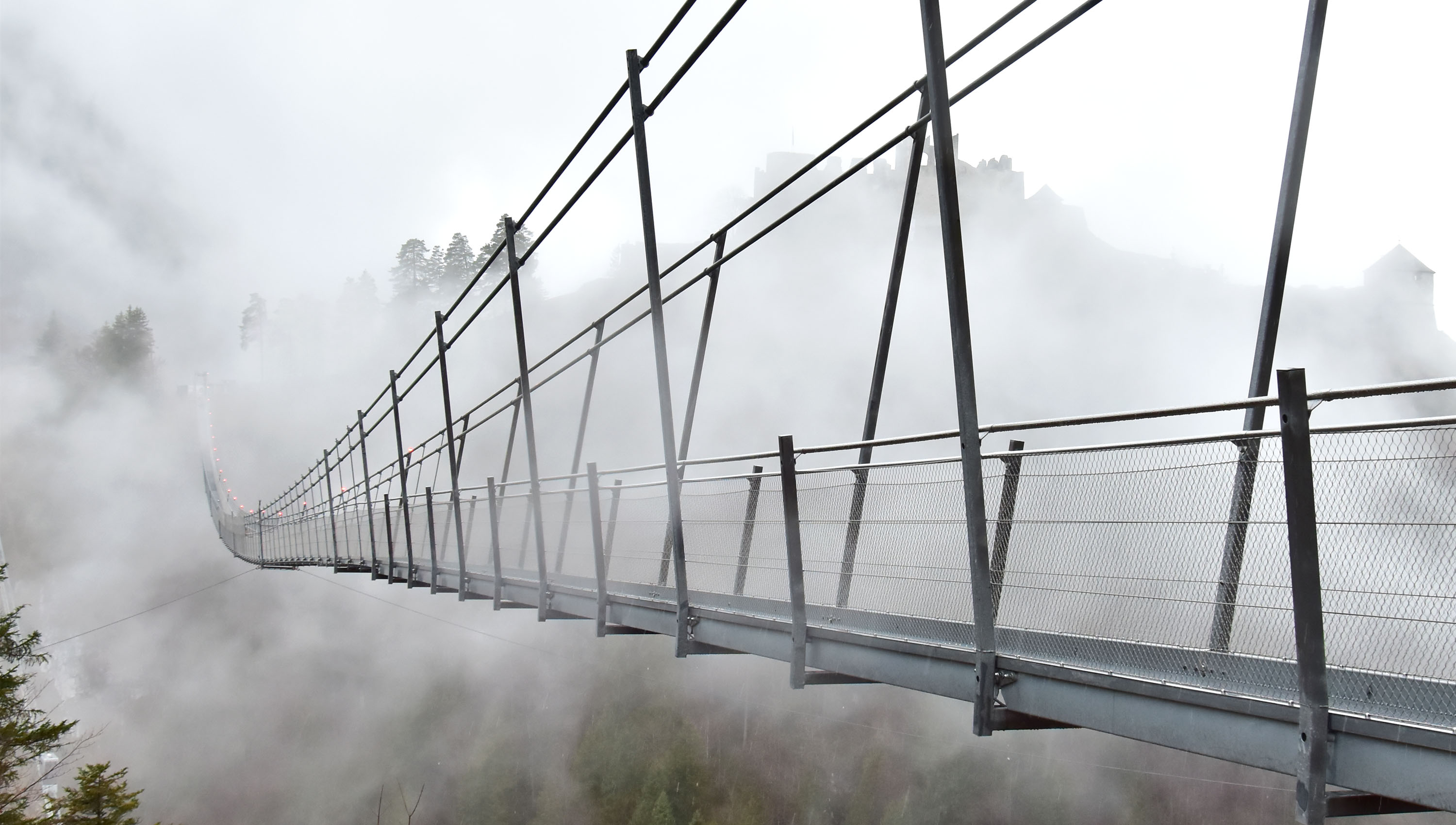 Die Hängebrücke im Nebel, bei jedem Wetter ein Erlebnis