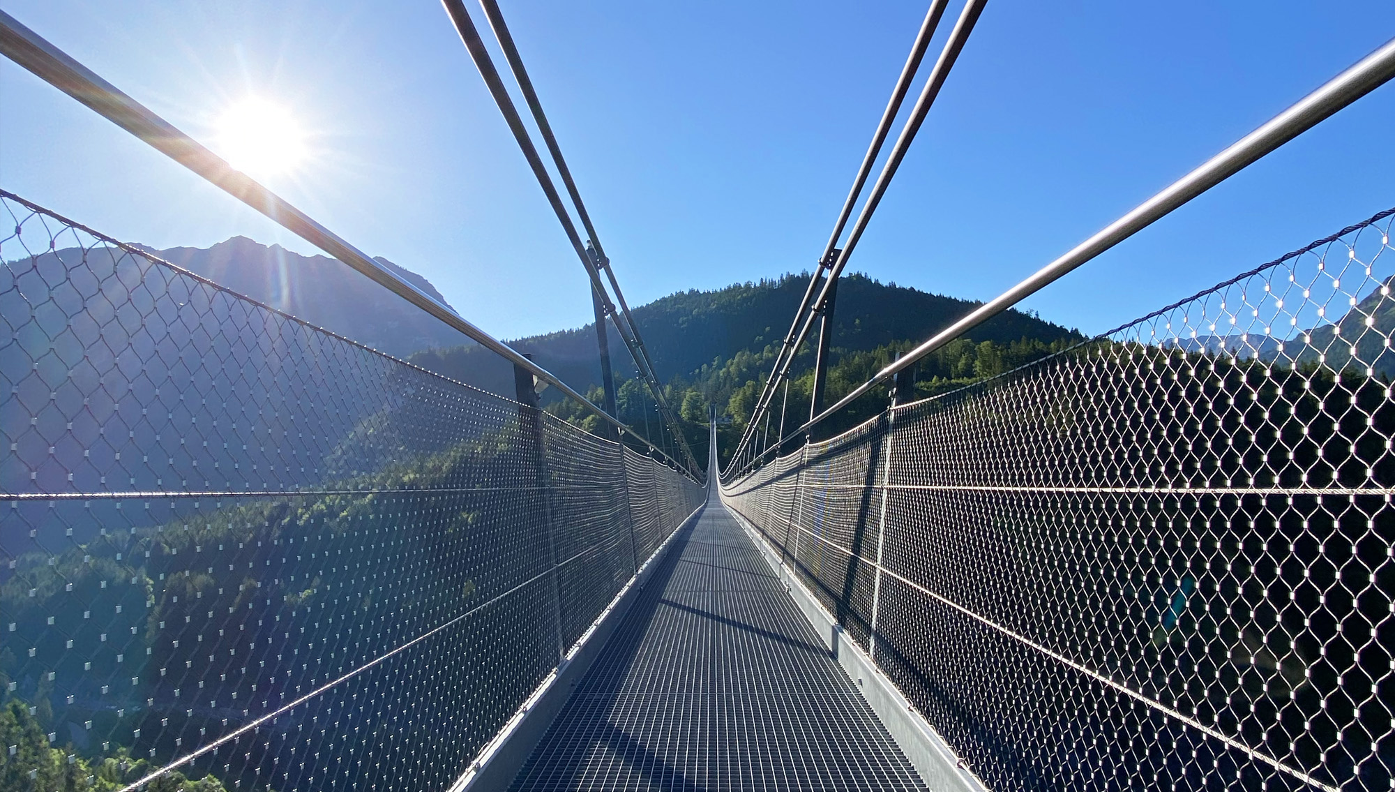 Die Hängebrücke highline179, morgens um 08 Uhr beim Sonnenaufgang 