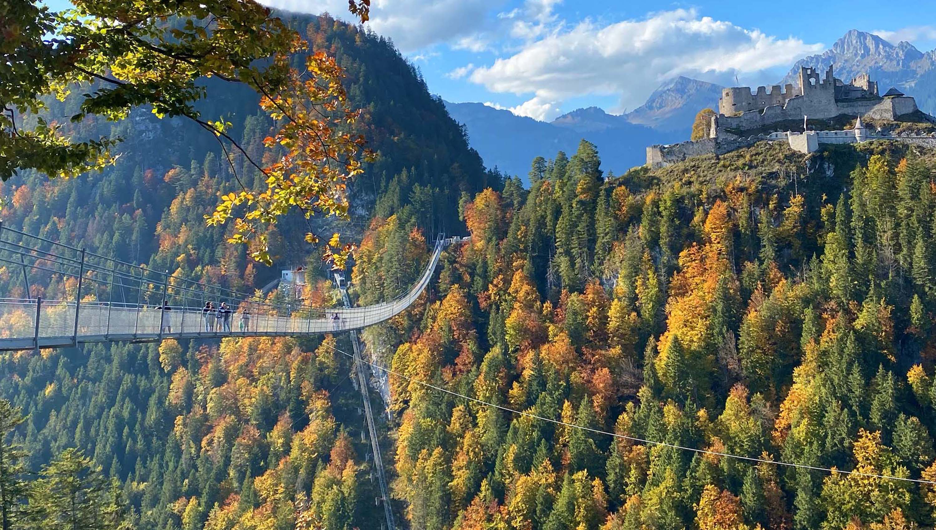 Die Hängebrücke highline179 & die Ruine Ehrenberg in Herbststimmung.